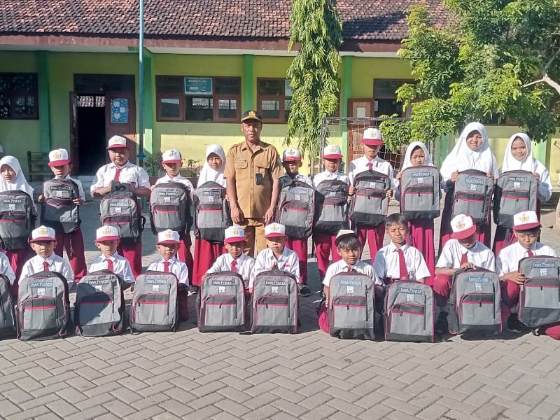 Penerimaan Bantuan Tas dan Buku dari CSR YTL Jawa Power Paiton Probolinggo di SDN 1 Selobanteng
