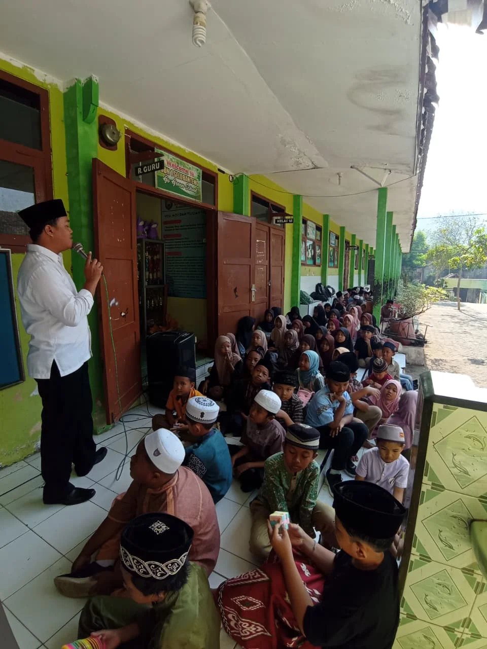 HARI SANTRI